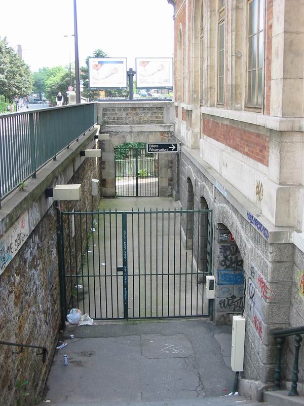 Escalier d'accs  la gare de Ouest-Ceinture au 08 Juin 2003