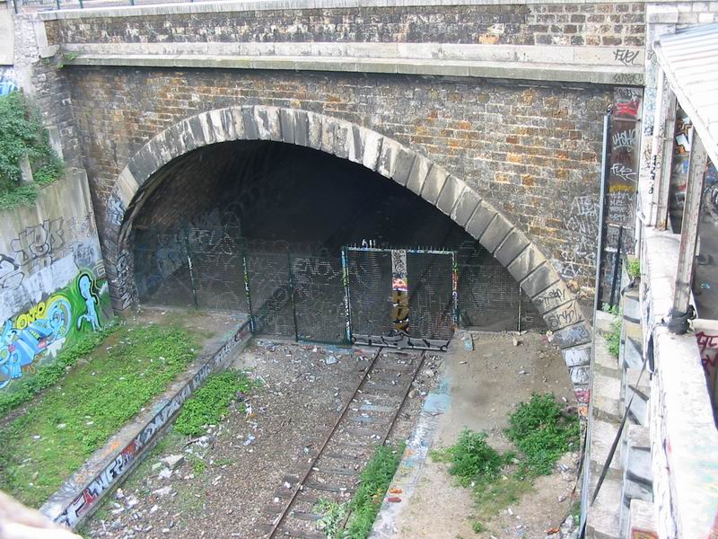 Voie et tunnel de la gare de Ouest-Ceinture au 08 Juin 2003