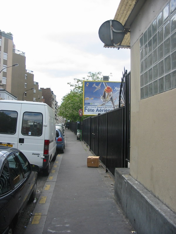 Clture ajoute  ct du BV de la Gare de Boulevard Ornano au 22 Mai 2004