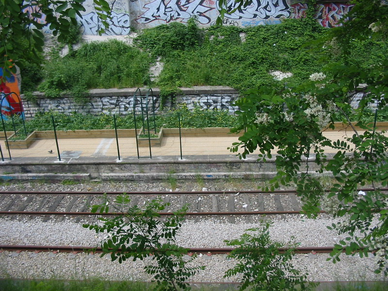 Jardins amnags sur un des quais de la Gare de Boulevard Ornano au 22 Mai 2004