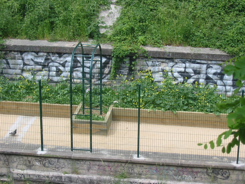 Jardins amnags sur un des quais de la Gare de Boulevard Ornano au 22 Mai 2004