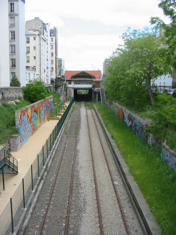 Jardins amnags sur un des quais de la Gare de Boulevard Ornano au 22 Mai 2004