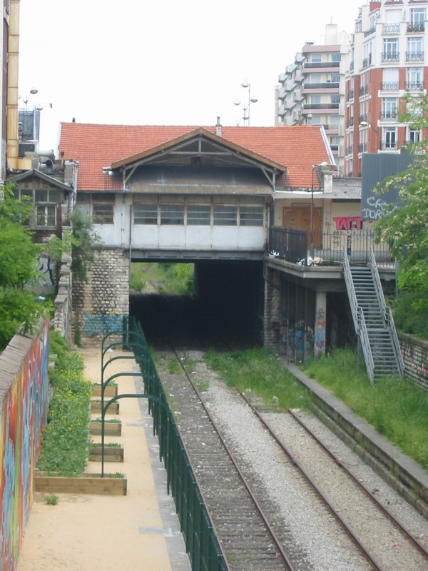 Vue sur les jardins amnags sur un des quais de la Gare de Boulevard Ornano au 22 Mai 2004