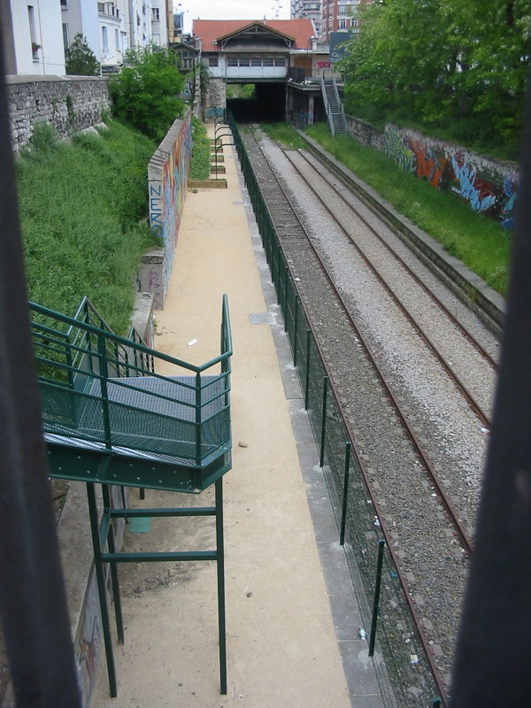 Escalier d'accs sur le quai nord de la Gare de Boulevard Ornano au 22 Mai 2004