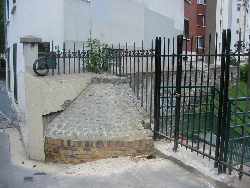 Accs pour les jardins amnags sur un des quais de la Gare de Boulevard Ornano au 22 Mai 2004