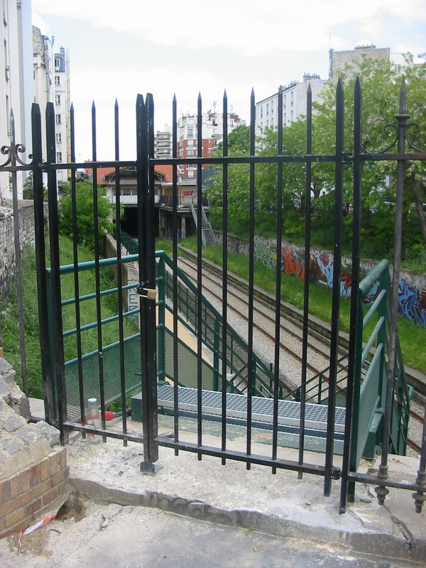 Accs pour les jardins amnags sur un des quais de la Gare de Boulevard Ornano au 22 Mai 2004