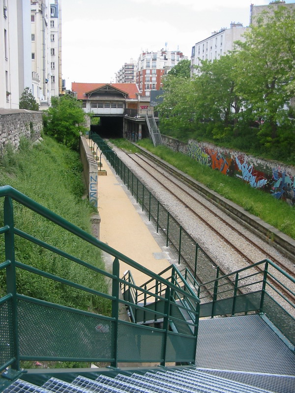 Accs pour les jardins amnags sur un des quais de la Gare de Boulevard Ornano au 22 Mai 2004