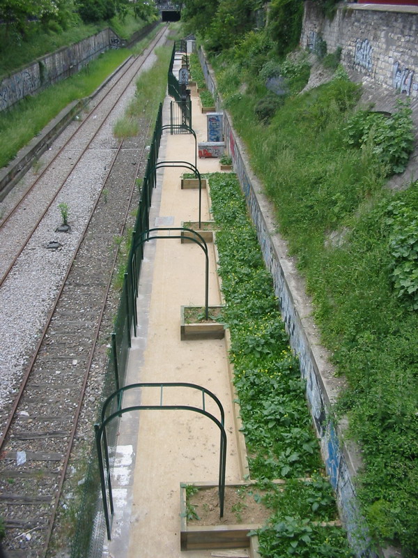 Vue des jardins amnags sur un des quais de la Gare de Boulevard Ornano au 22 Mai 2004