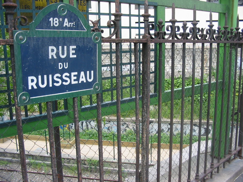 Jardins vus depuis la rue du Ruisseau  la Gare de Boulevard Ornano au 22 Mai 2004