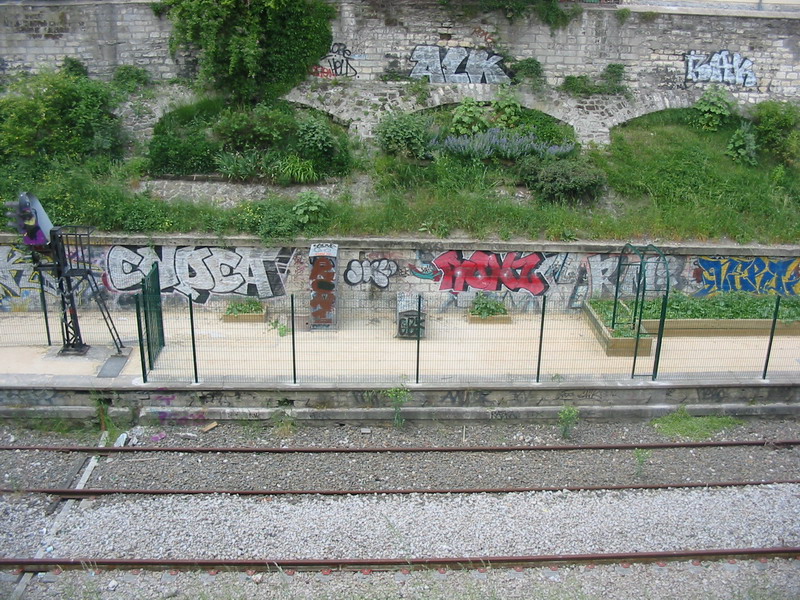 Les Jardins pdagogiques sur le quai nord  la Gare de Boulevard Ornano au 22 Mai 2004