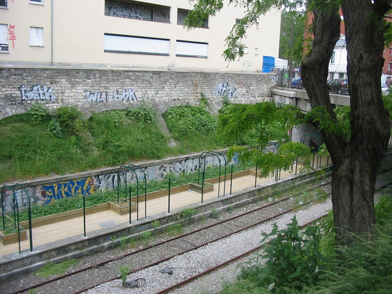 Les Jardins pdagogiques  la Gare de Boulevard Ornano au 22 Mai 2004